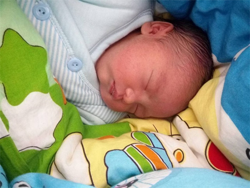 桂林181试管婴儿收费-2023年广西大龄捐卵者试管婴儿诊所推荐名单! 男孩体外受精（IVF）与费用估算。