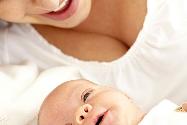 试管婴儿出生后母乳喂养还是配方奶粉